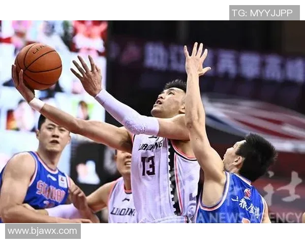 郭艾伦带领中国男篮迎战国际赛场挑战展现篮球风采与团队精神