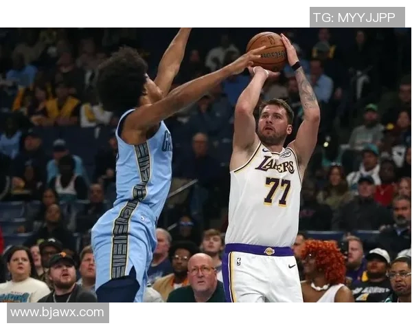 湖人队与灰熊队激战正酣精彩瞬间回顾与赛后分析