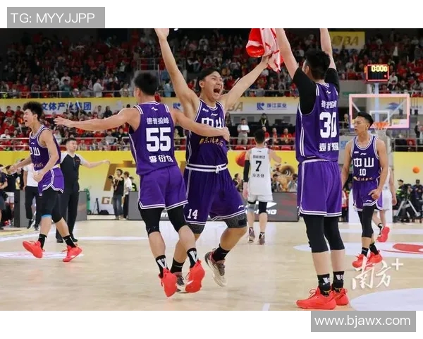 篮球火明星的荣耀与挑战：探讨他们在赛场内外的精彩人生与奋斗故事